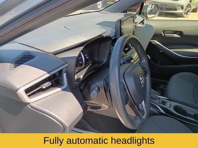Used 2022  Toyota SE image 11