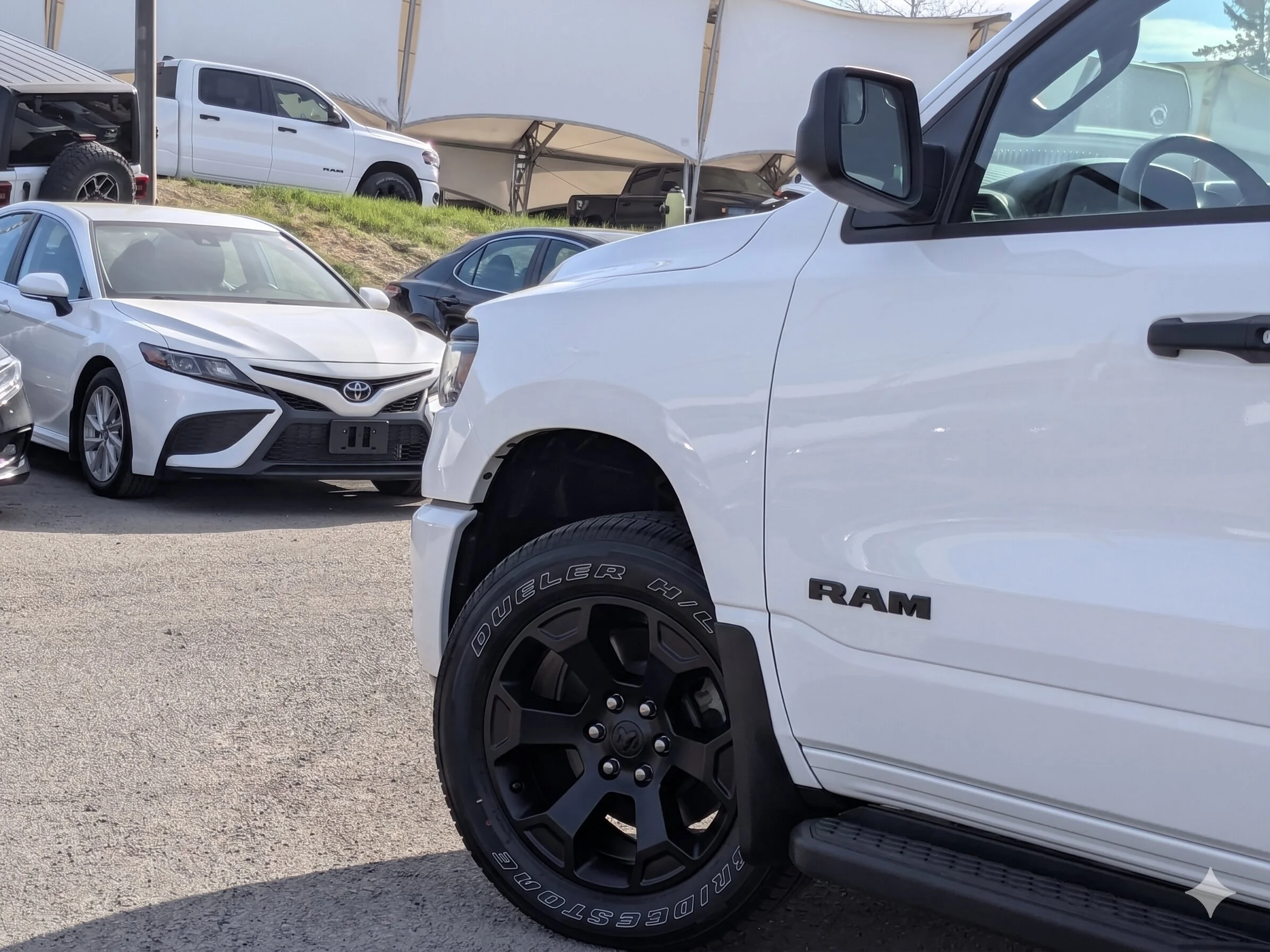 New 2026 White RAM Express - 3.6L Pentastar VVT V6 engine with eTorque - BLACK EXPRESS EDITION image 9