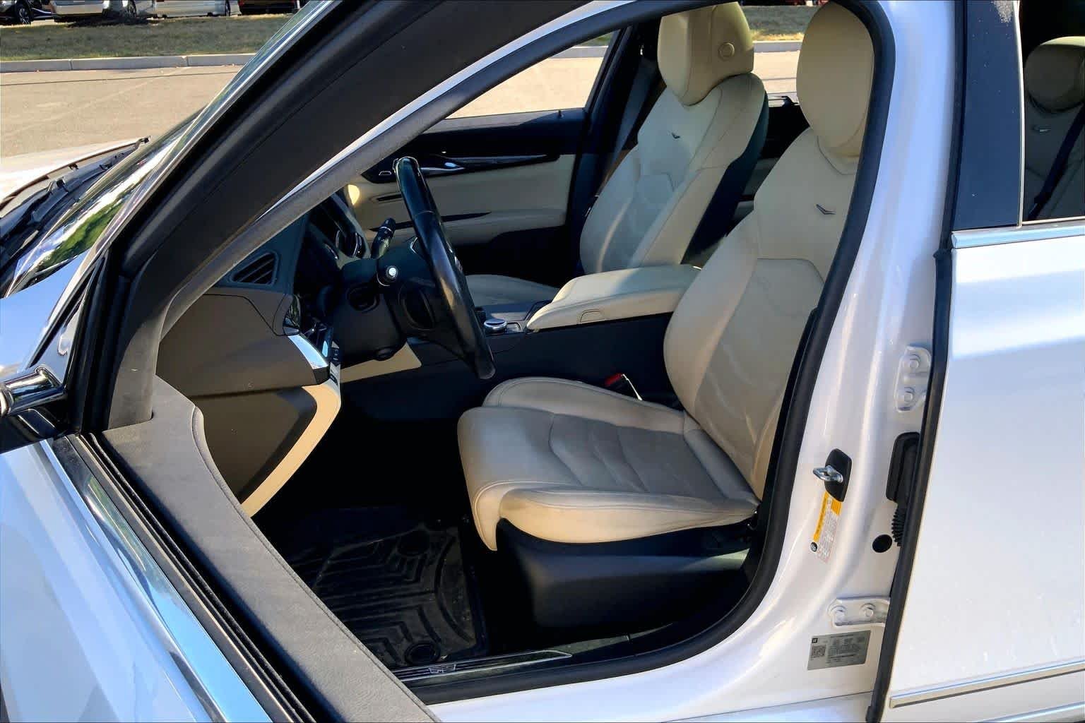 Used 2019 Crystal White Tricoat Cadillac Premium Luxury AWD image 8