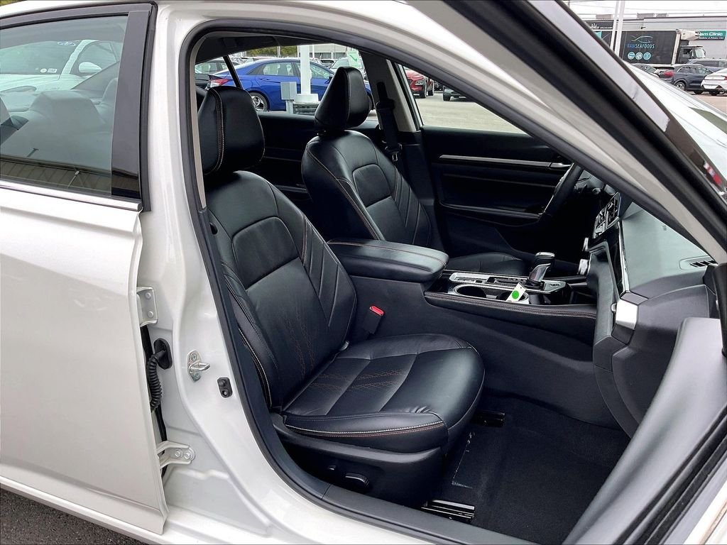 Used 2024 White Nissan 2.5 SR image 11