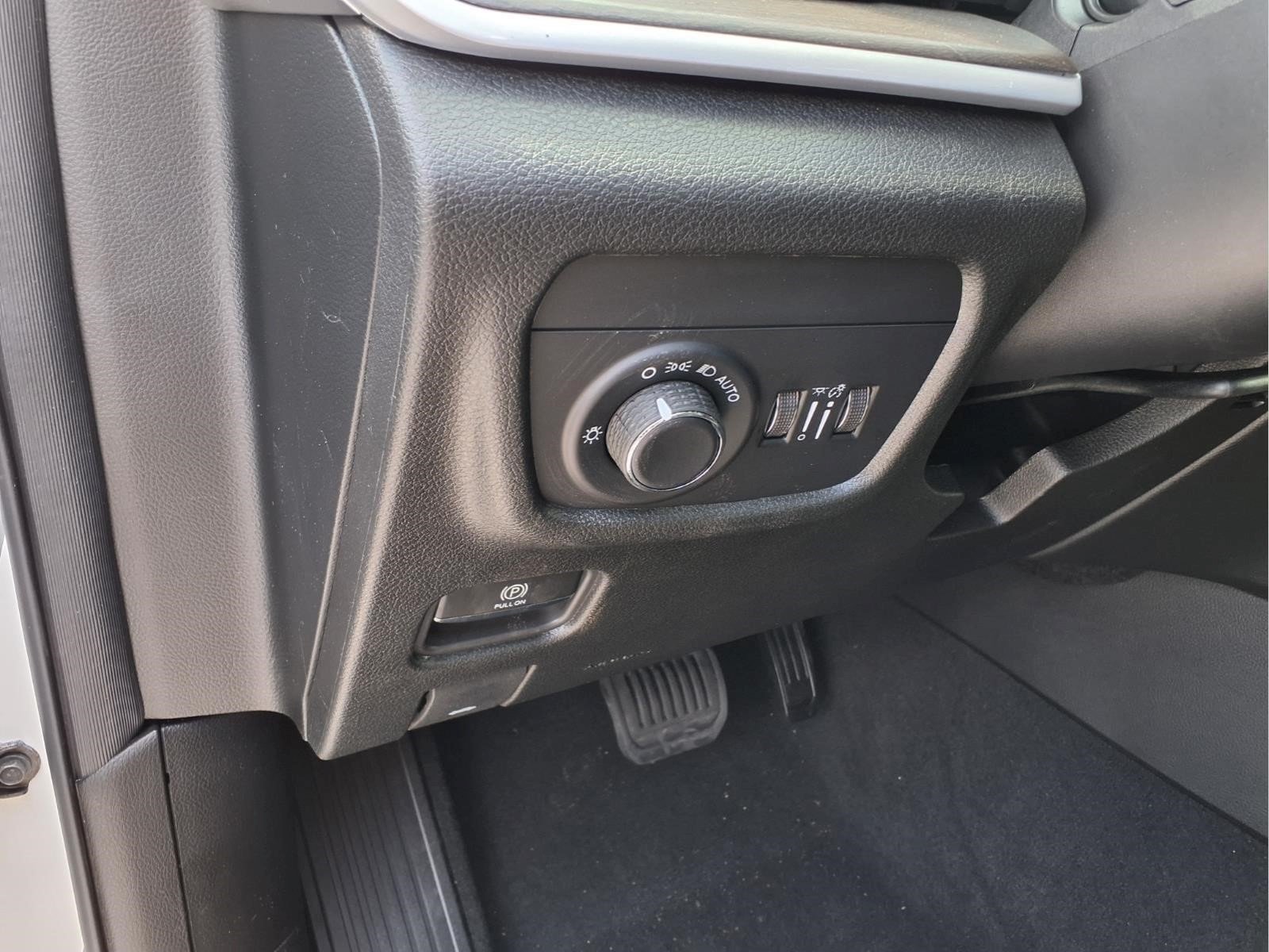 New 2026 Bright White Clear-Coat Exterior Paint Jeep Laredo Altitude image 14