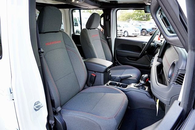 New 2026 Bright White Clear-Coat Exterior Paint Jeep Rubicon image 17