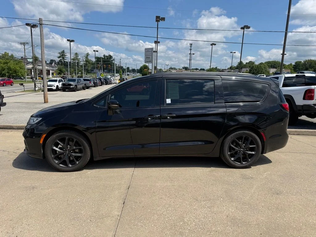 Used 2025 Black Chrysler Limited image 9