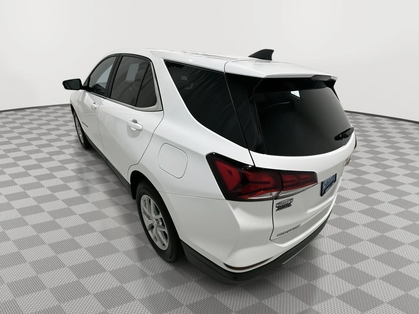 Used 2024 Summit White Chevrolet LT image 3