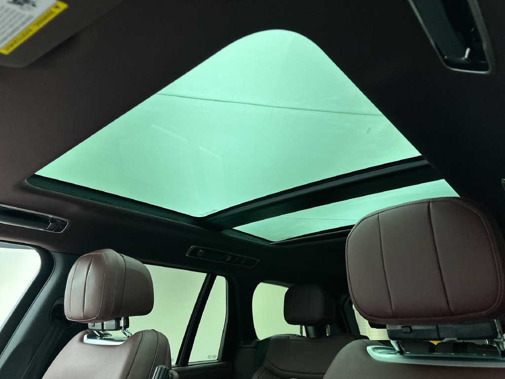 Used 2025  Land Rover SE image 23