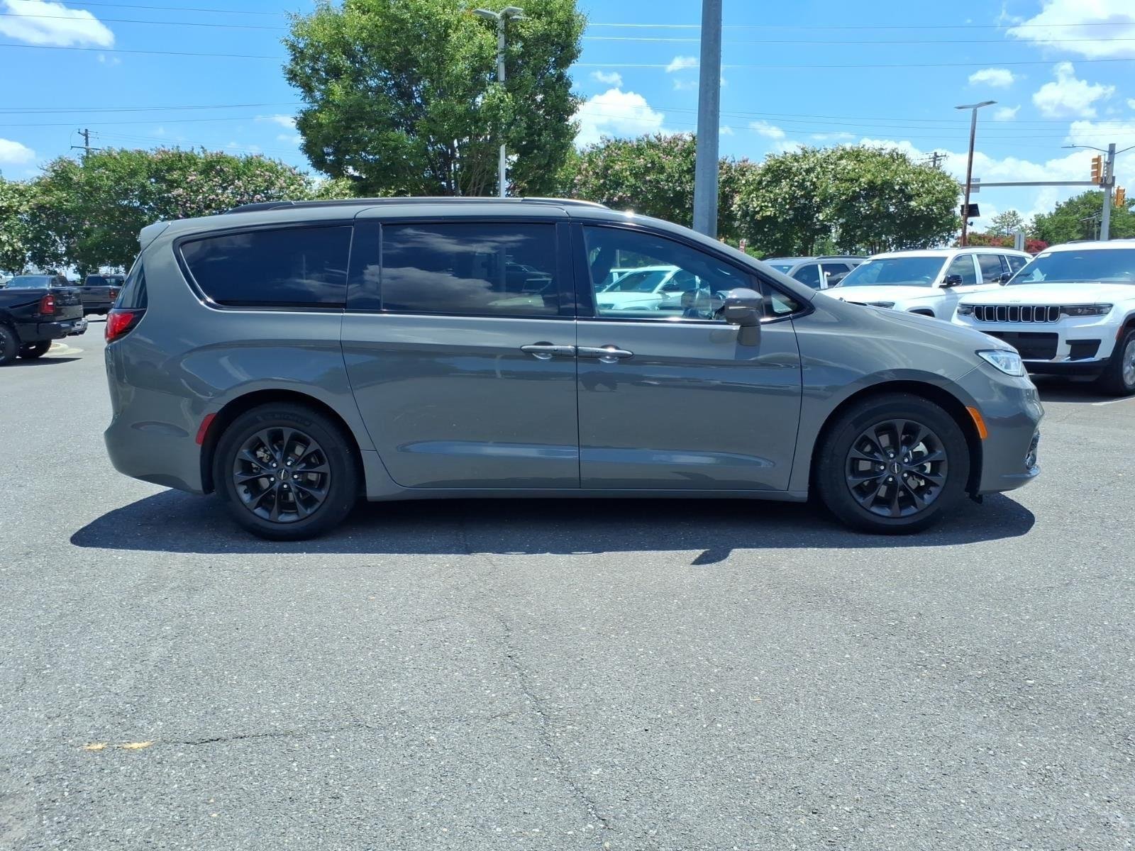 Used 2021 Ceramic Gray Clearcoat Chrysler Touring L image 9