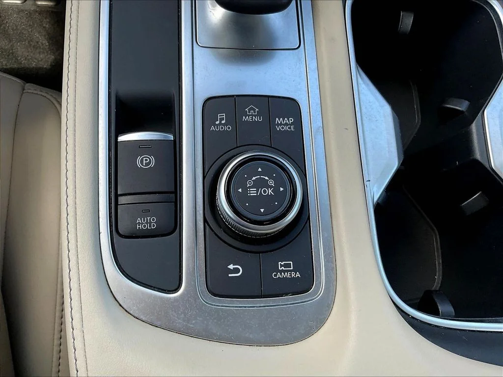 Used 2023 White INFINITI LUXE image 17