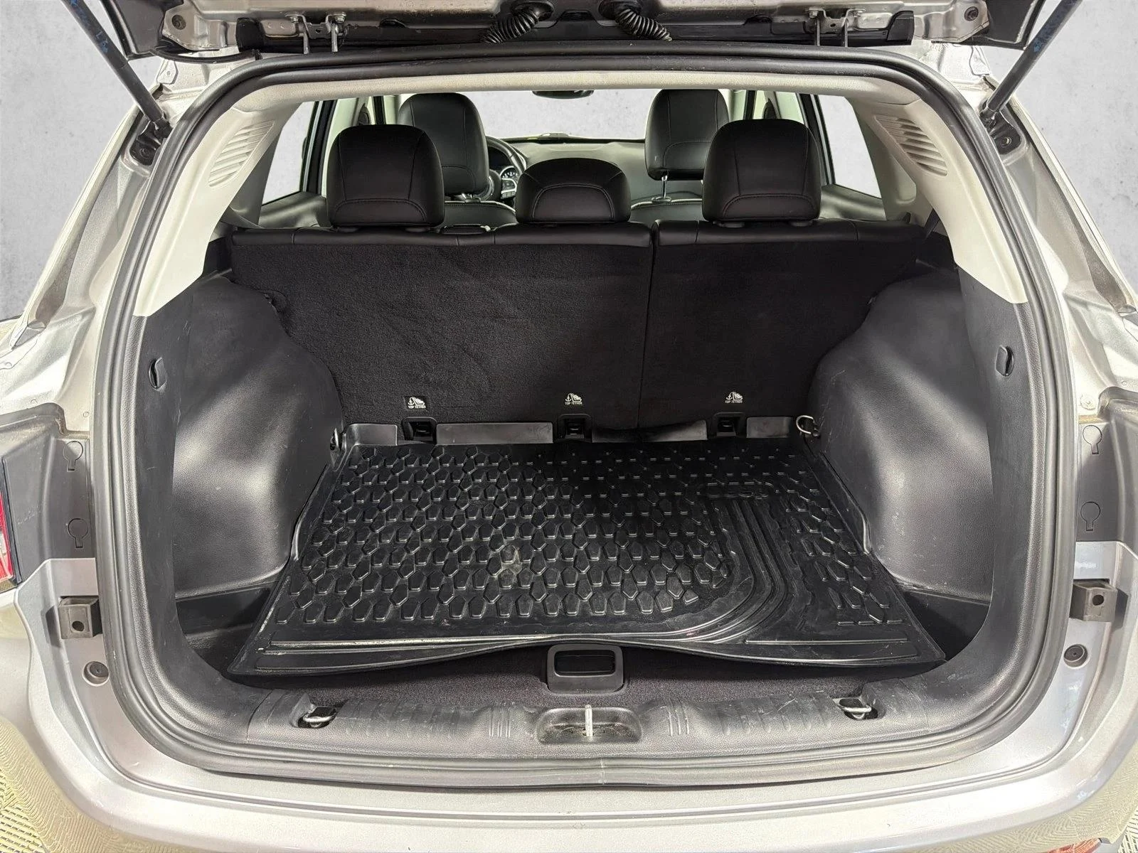 Used 2021 Silver Jeep Latitude image 18