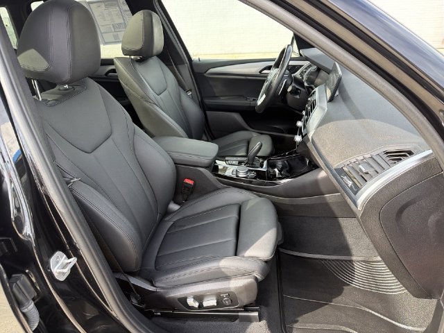 Used 2021  BMW xDrive30e image 34