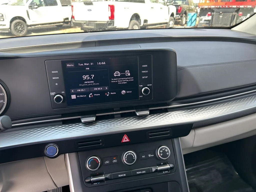 2024 Kia Carnival LX Seat Pkg - Photo 17