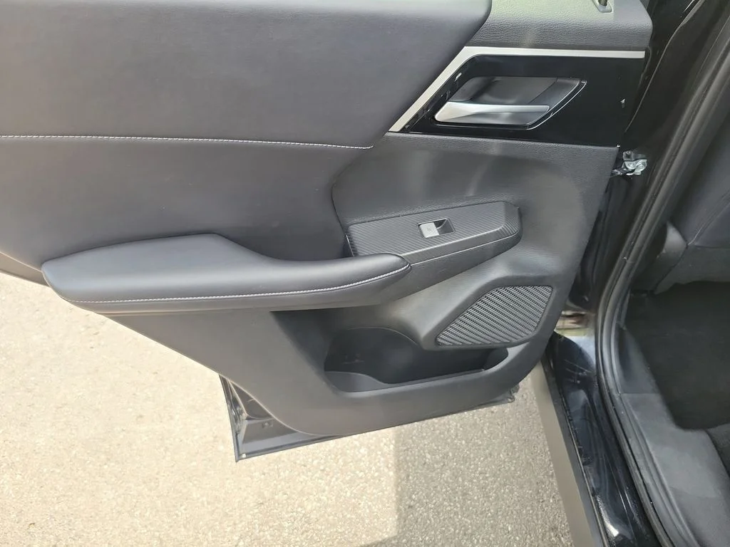 Used 2024  Mitsubishi SE image 17