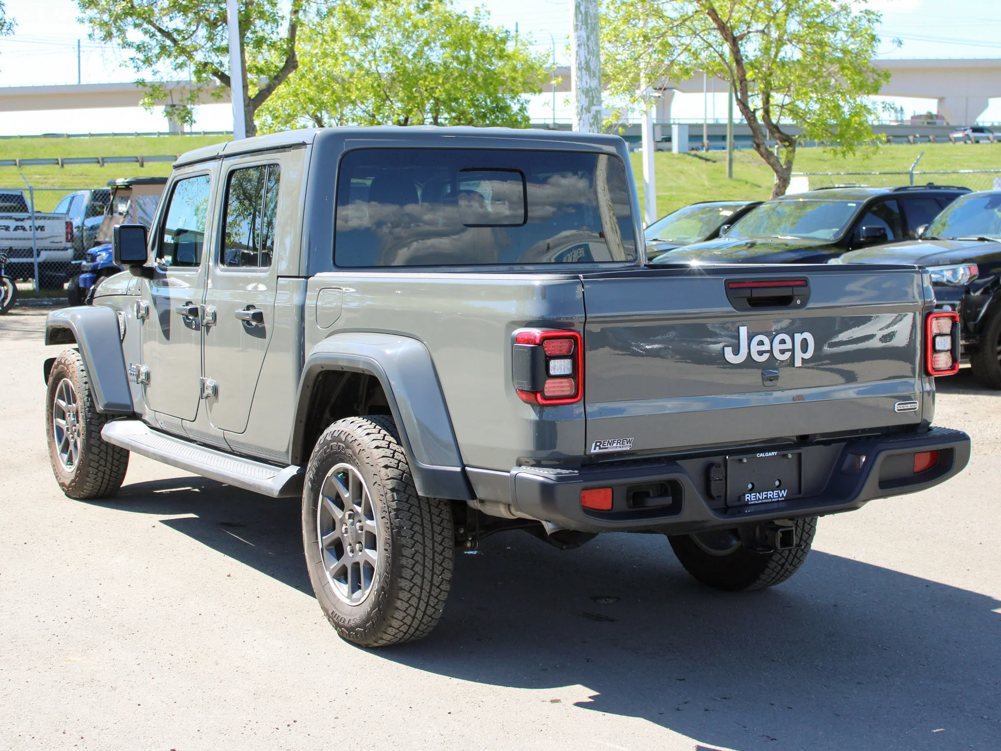 Certified Used 2023 Grey Jeep Overland * No Accidents | V6 | Heated McKinley Leather | Trailer Tow Package image 14