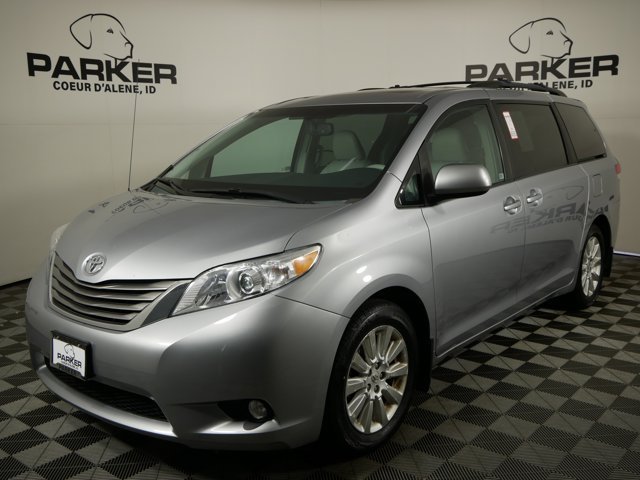 2013 Toyota Sienna Limited V6 AWD 7-Passenger's photo