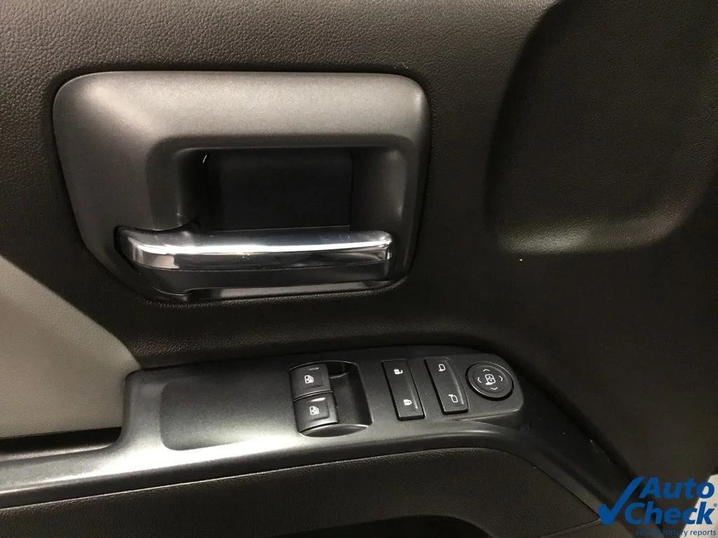 Used 2018 White GMC Base image 25