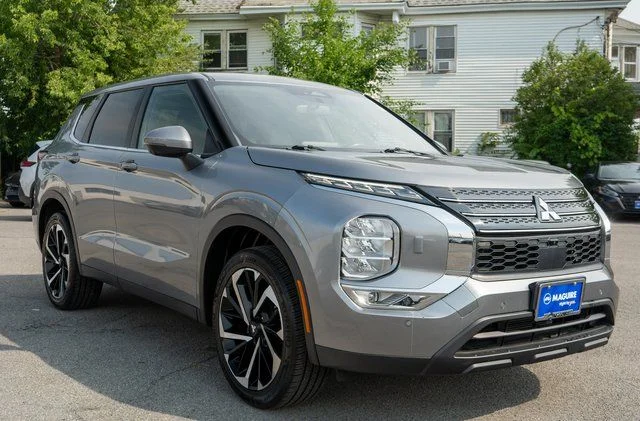 Used 2023 Gray Mitsubishi SE image 4