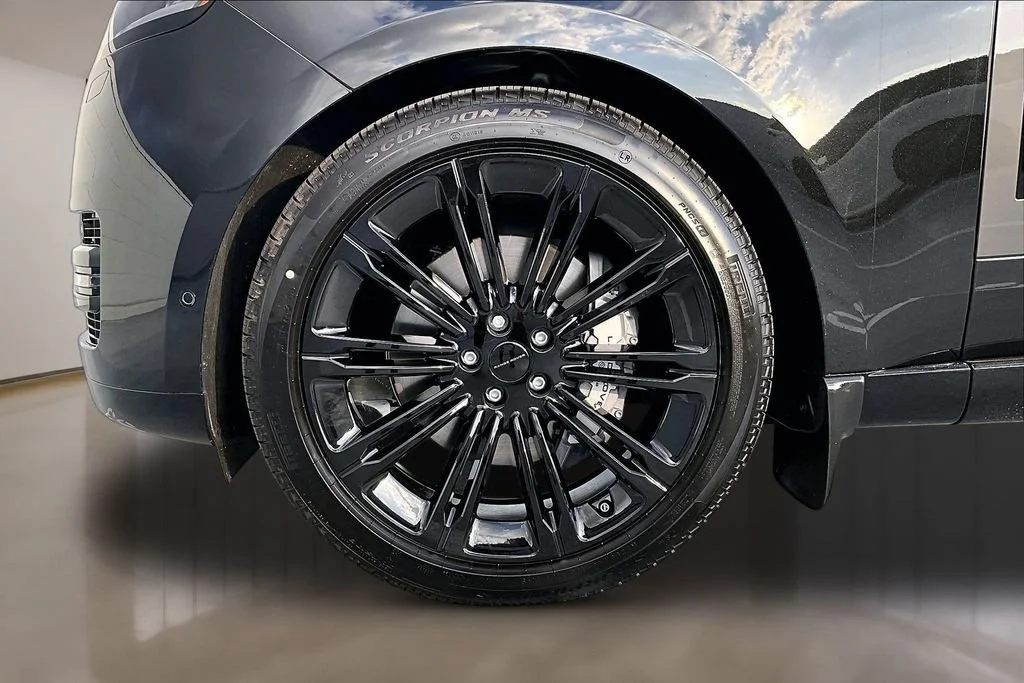 New 2026 Santorini Black LAND ROVER SE image 13