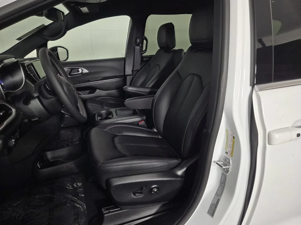 New 2026 Bright White Clear-Coat Exterior Paint Chrysler Select image 10