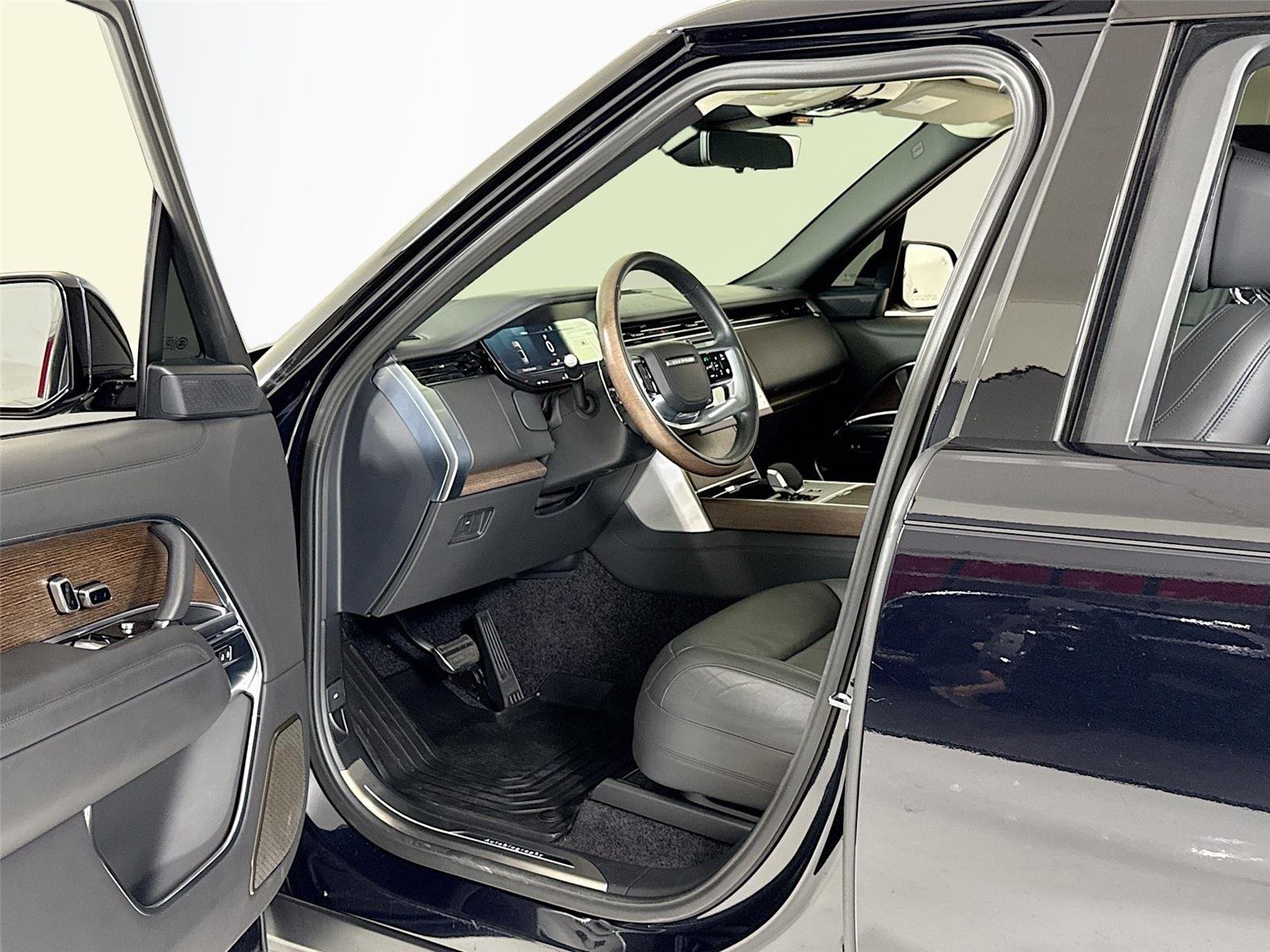 Used 2024 Ligurian Black SV Bespoke Ultra Metallic Gloss Land Rover Autobiography | Meridian 3D Sound | Rear TVs image 12