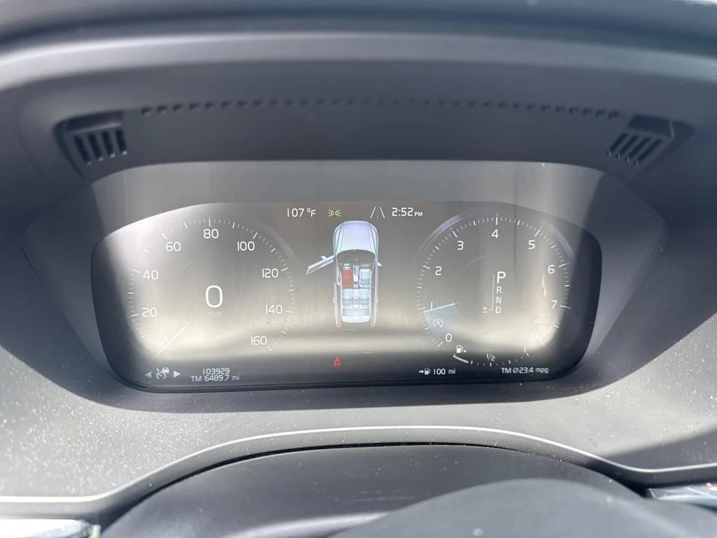 Used 2018 Red Volvo T5 R-Design image 3