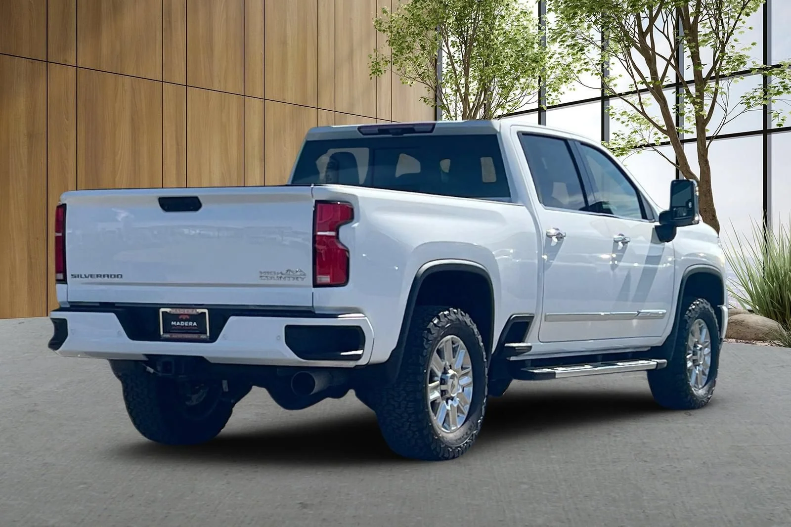 Used 2025 Summit White Chevrolet High Country image 4