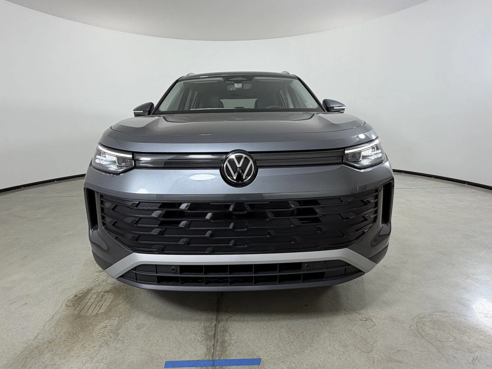 New 2026 Platinum Gray Metallic Volkswagen SE image 2