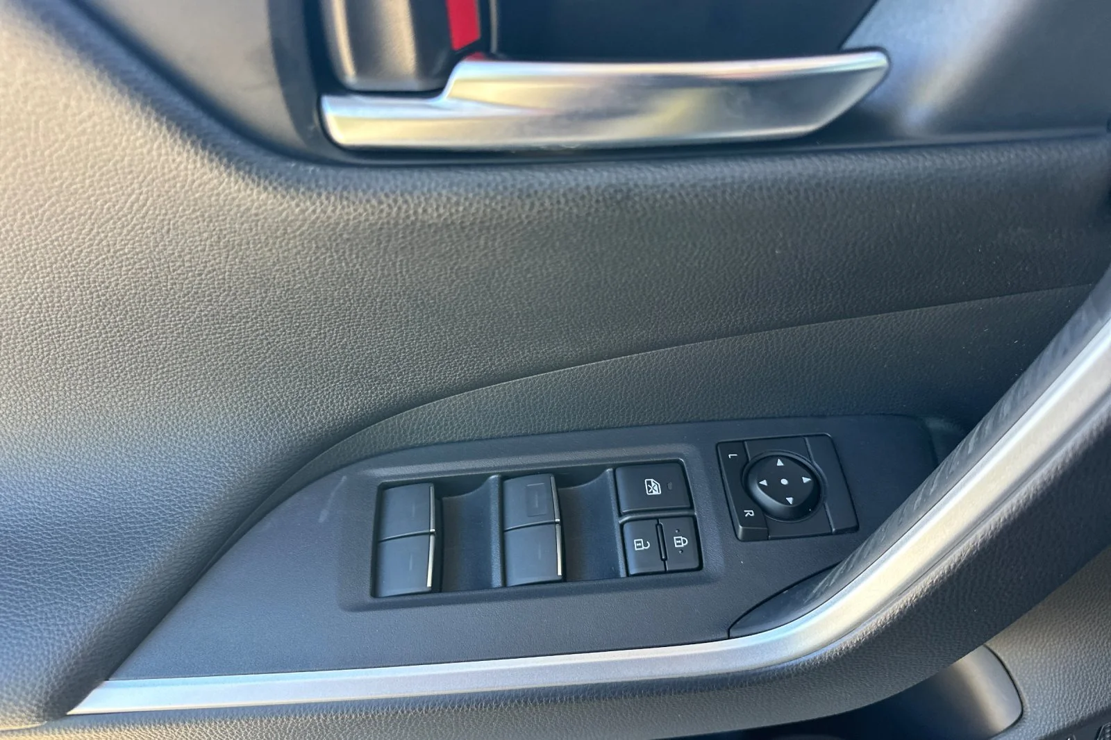 2024 Toyota RAV4 XSE - Photo 19