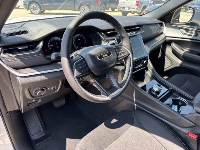 New 2026 Bright White Clear-Coat Exterior Paint Jeep Laredo X image 17