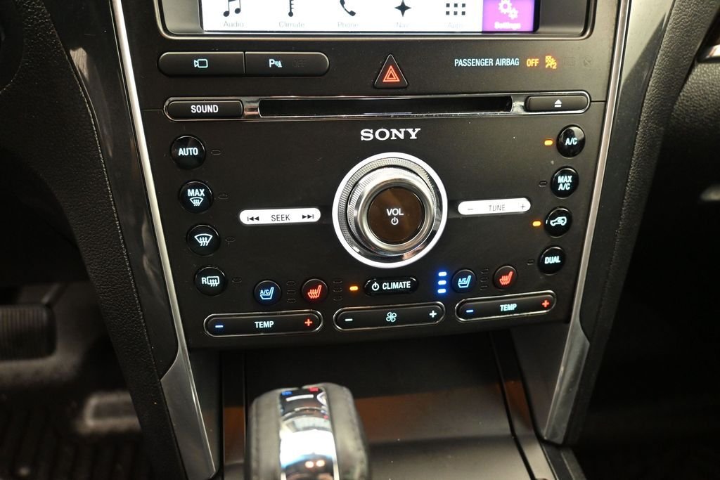 Used 2017 White Ford Limited image 3