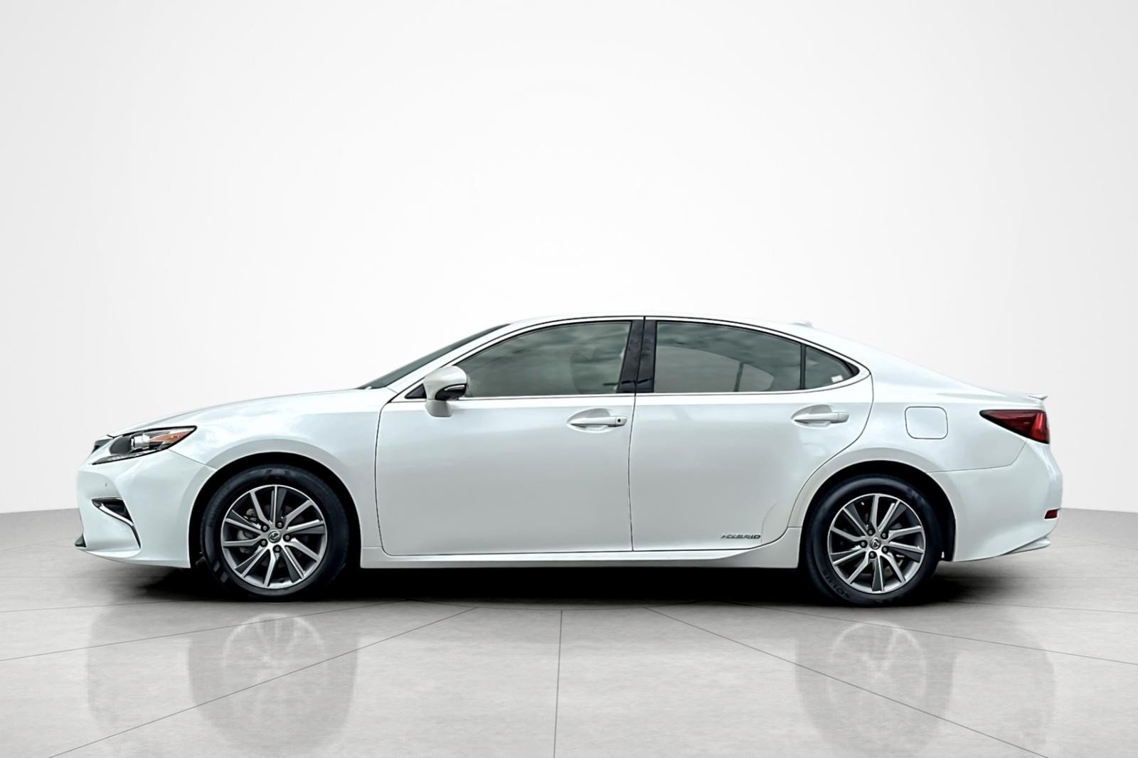 Used 2017 EMINENT WHITE Lexus ES 300h image 2