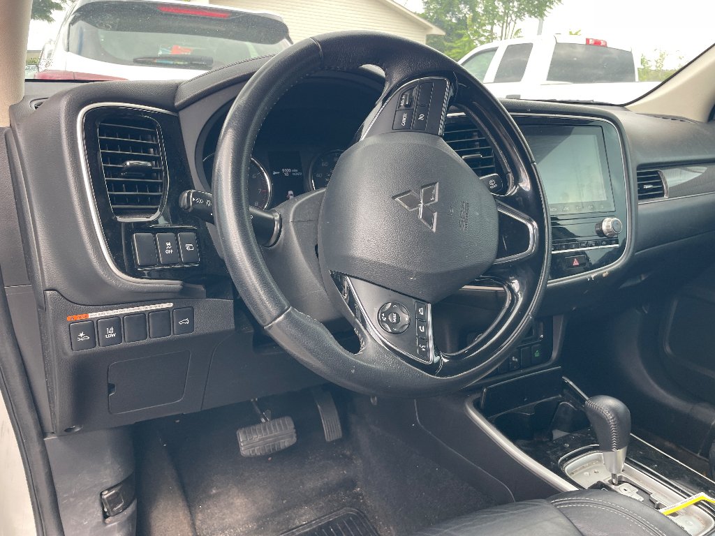 Used 2020 Pearl White Mitsubishi SE image 7