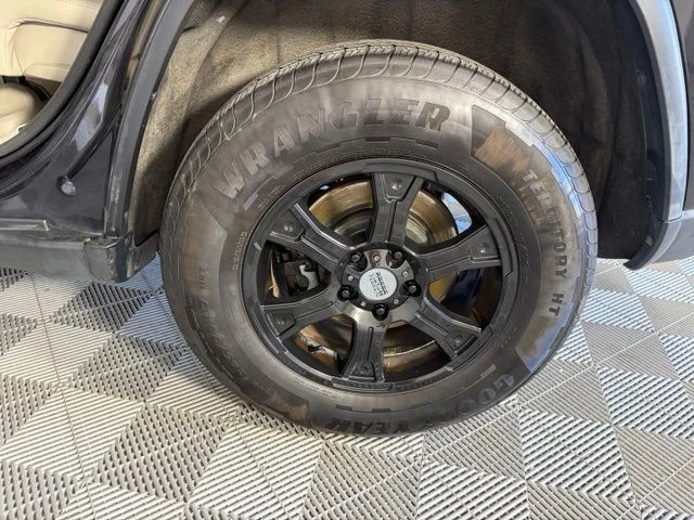Used 2013 Black Jeep Laredo image 41