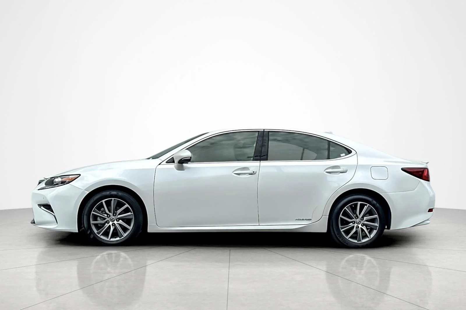 Used 2017 EMINENT WHITE Lexus ES 300h image 2