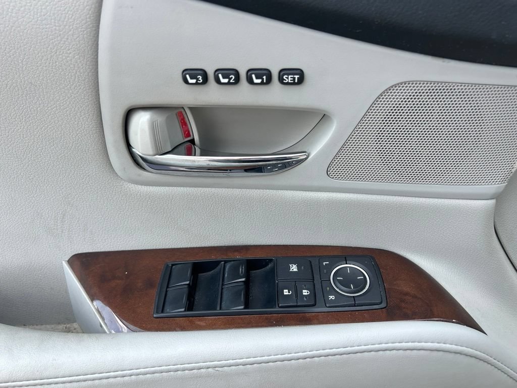 Used 2011 White Lexus  image 15