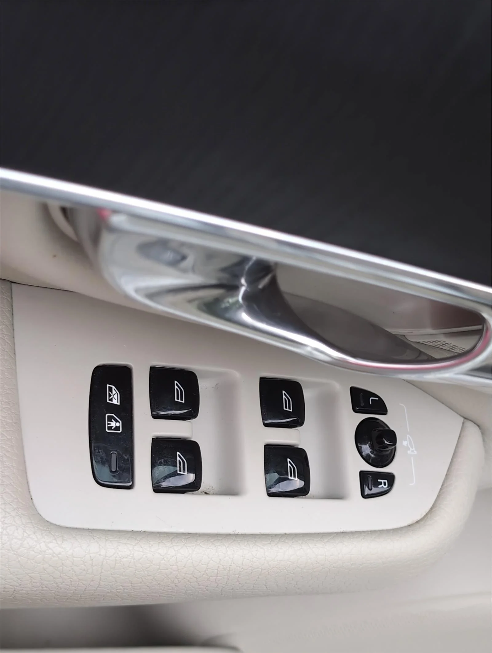 Used 2020 Crystal White Metallic Volvo Momentum image 17