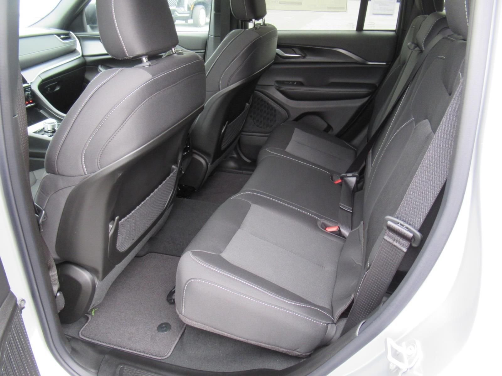 New 2026 Silver Zynith Exterior Paint Jeep Laredo X image 29