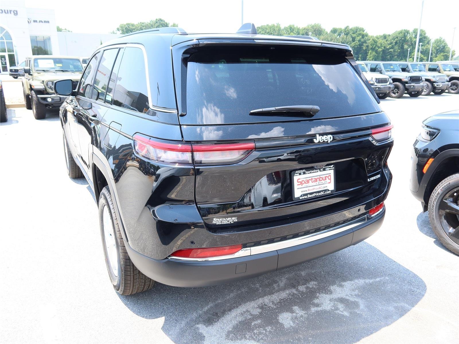 New 2026 Diamond Black Crystal Pearlcoat Jeep Laredo X image 4