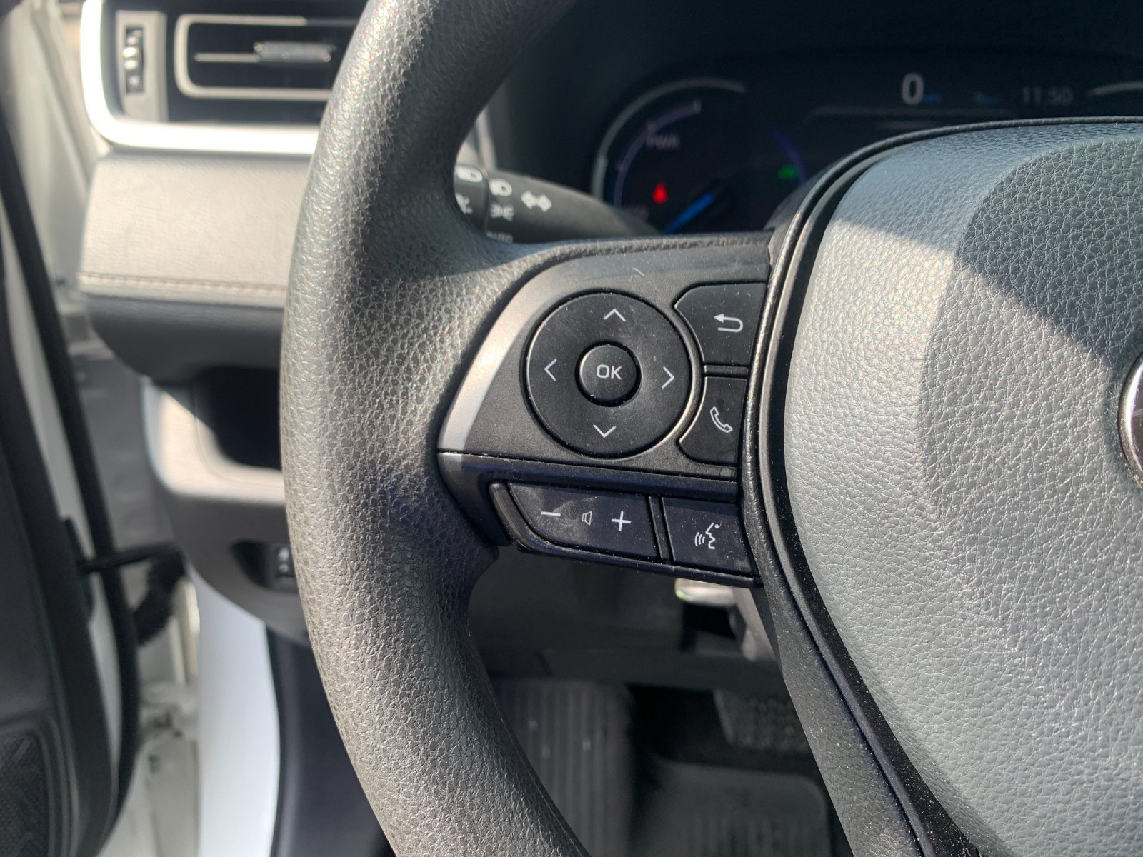 Used 2025 White Toyota XLE image 27
