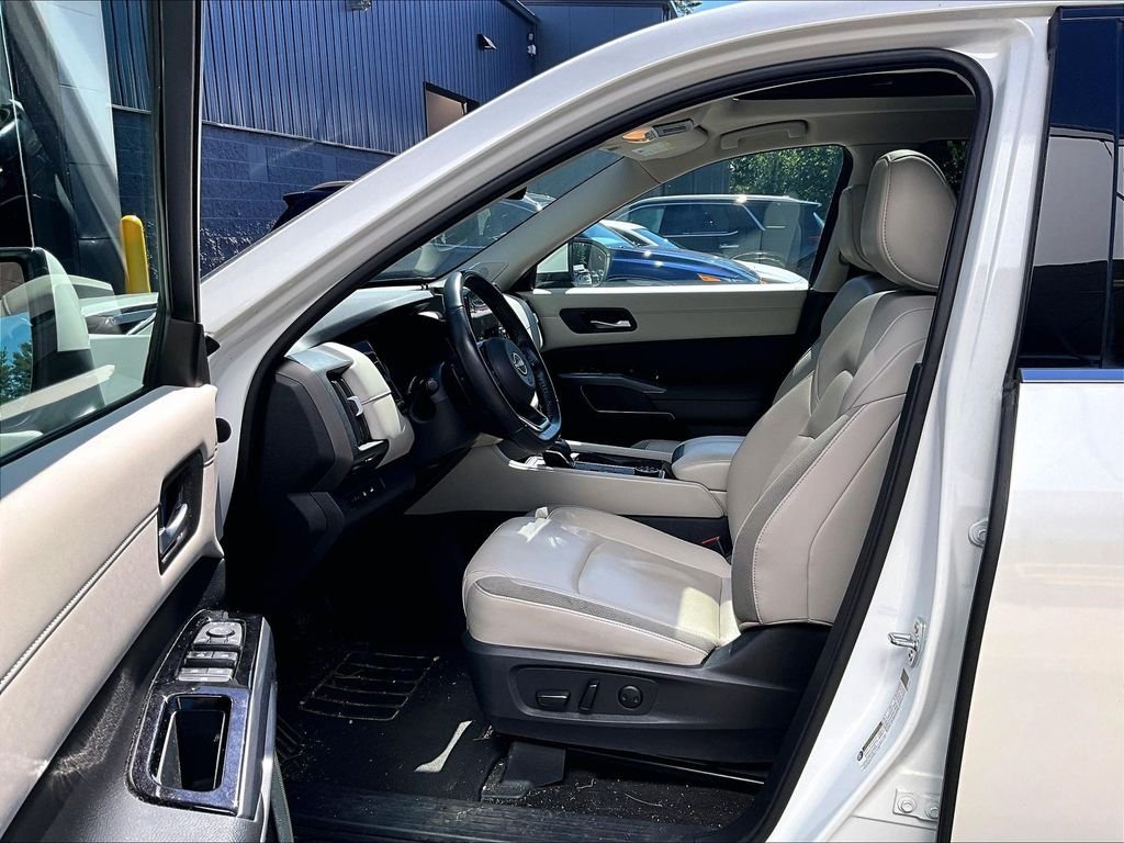 Used 2023 White Nissan SL image 7