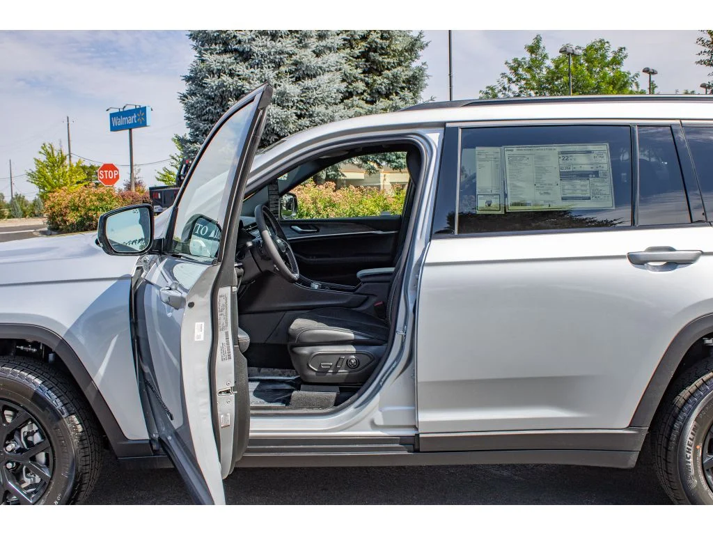 New 2026 Silver Zynith Exterior Paint Jeep Laredo Altitude image 31