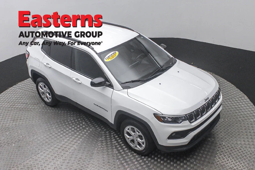 Used 2024 White Jeep Latitude image 3