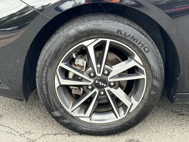Used 2023 Black Kia LXS image 11