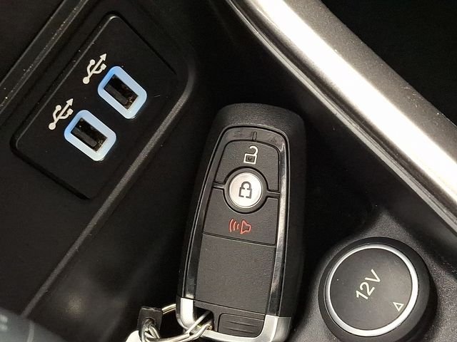 Used 2022 Blue Ford SE image 19
