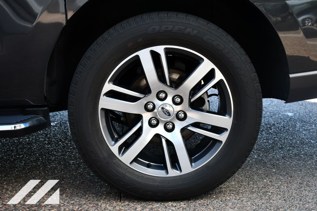 Used 2023  Ford Limited image 33