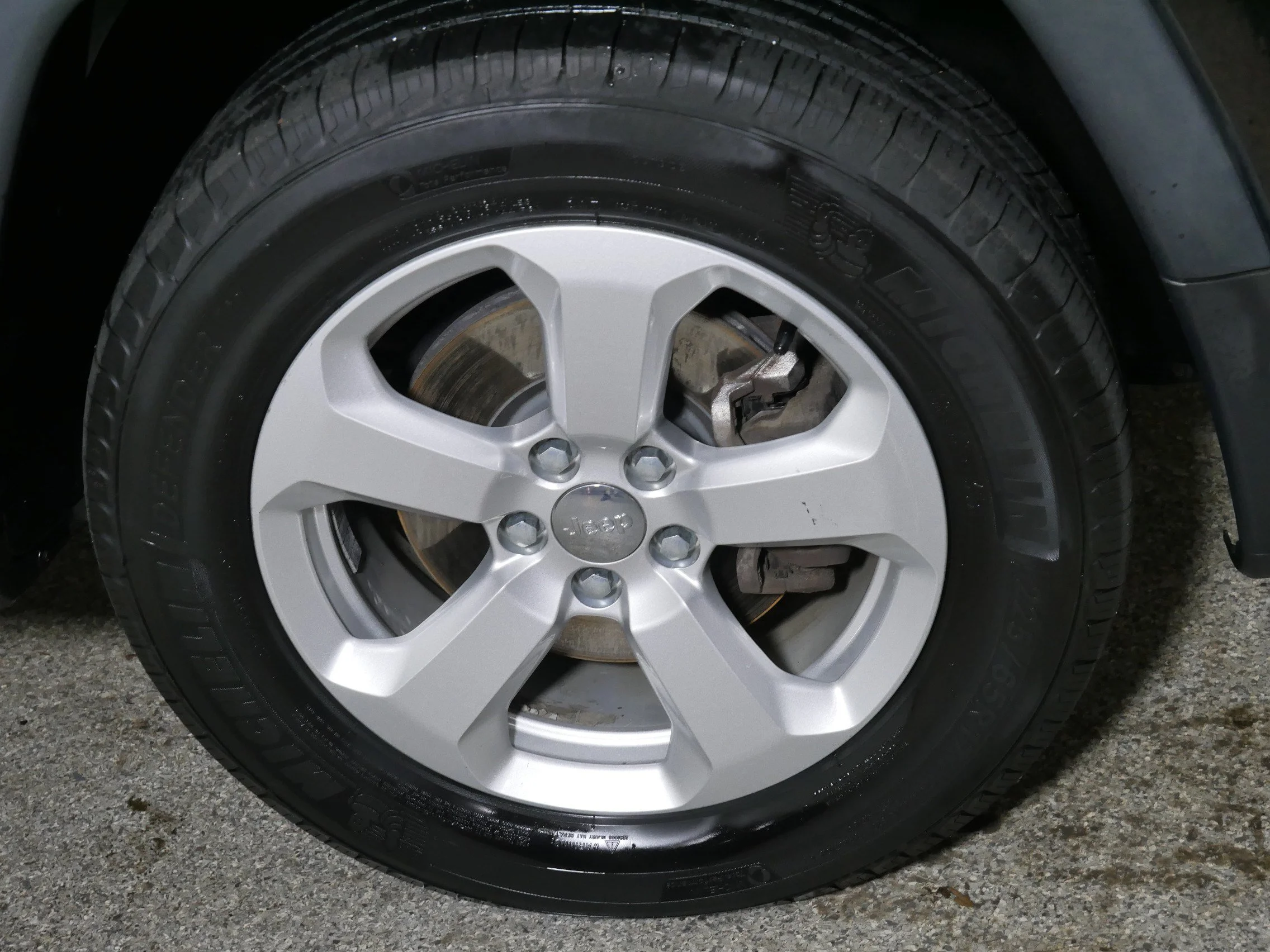 Used 2017 Diamond Black Crystal Pearlcoat Jeep Latitude image 15