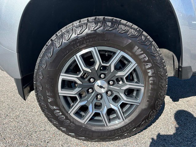 Used 2024 Gray Chevrolet Z71 image 9