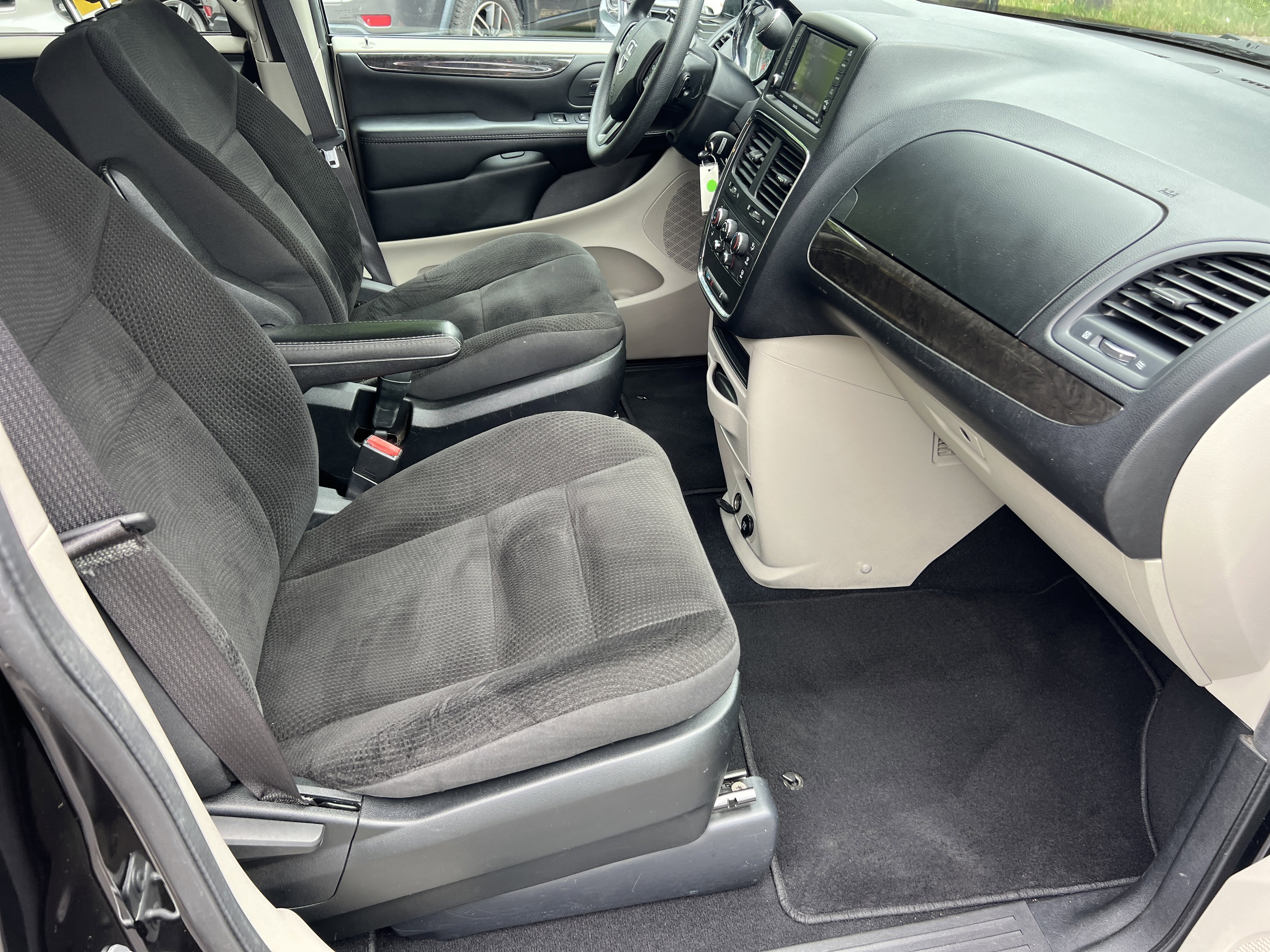Used 2019 Black Onyx Crystal Pearlcoat Dodge SE image 14
