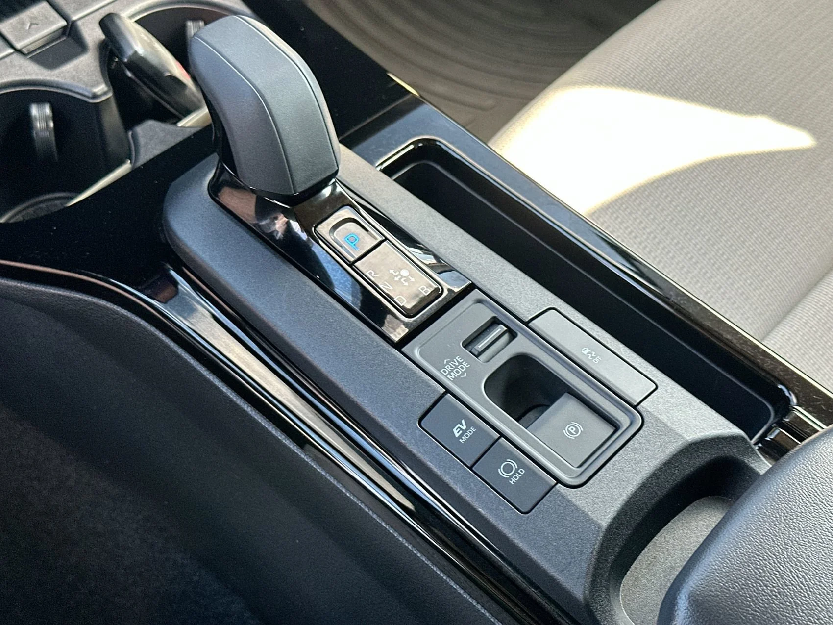 2025 Toyota Prius LE - Photo 19