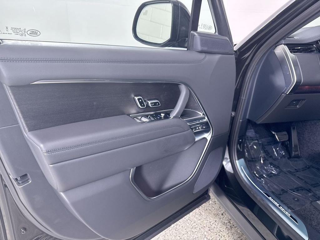 New 2026 SANTORN BLK MET Land Rover SE image 13