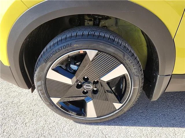 New 2026 XLE 2T YLW Black Nissan SR All-Wheel Drive image 5