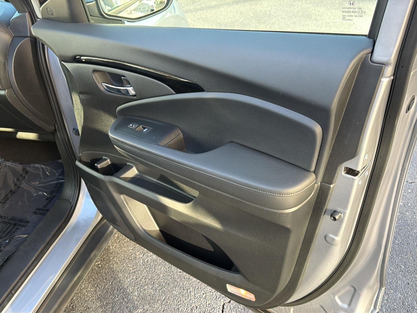 Used 2021 Lunar Silver Metallic Honda Touring image 15